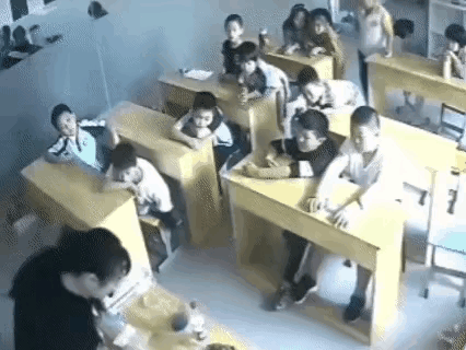 这老师不跟出去扑灭孩子身上的火吗？急死人了。