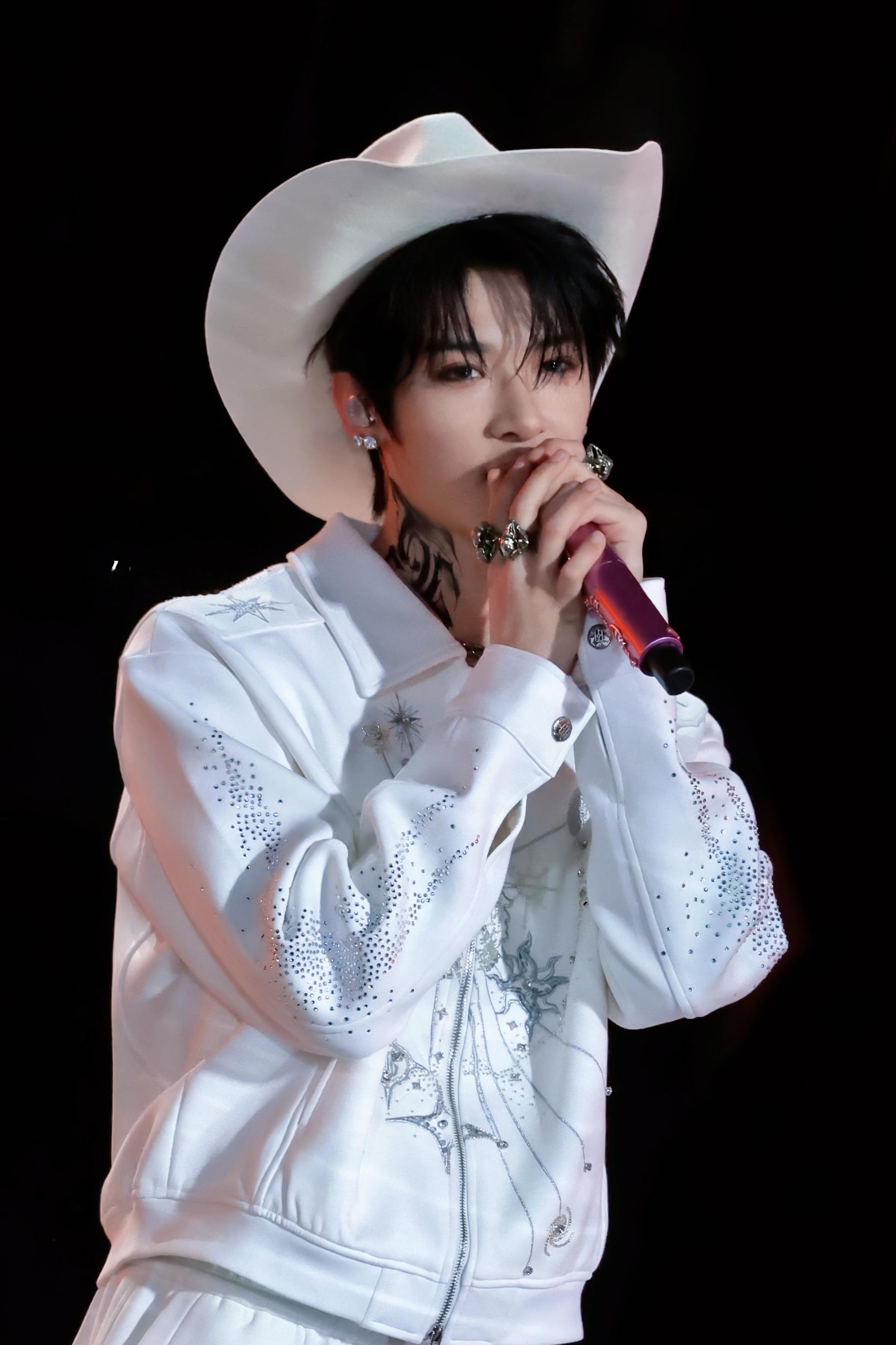 当张峻豪穿上神偷奶爸皮肤 张峻豪今天直接变身真人版格鲁，黑色系穿搭，搭配冷峻气场