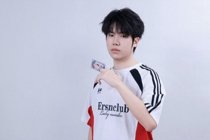 花海中二魂爆发果然每个男孩都有颗中二的心，这个萨摩耶也不例外KPL