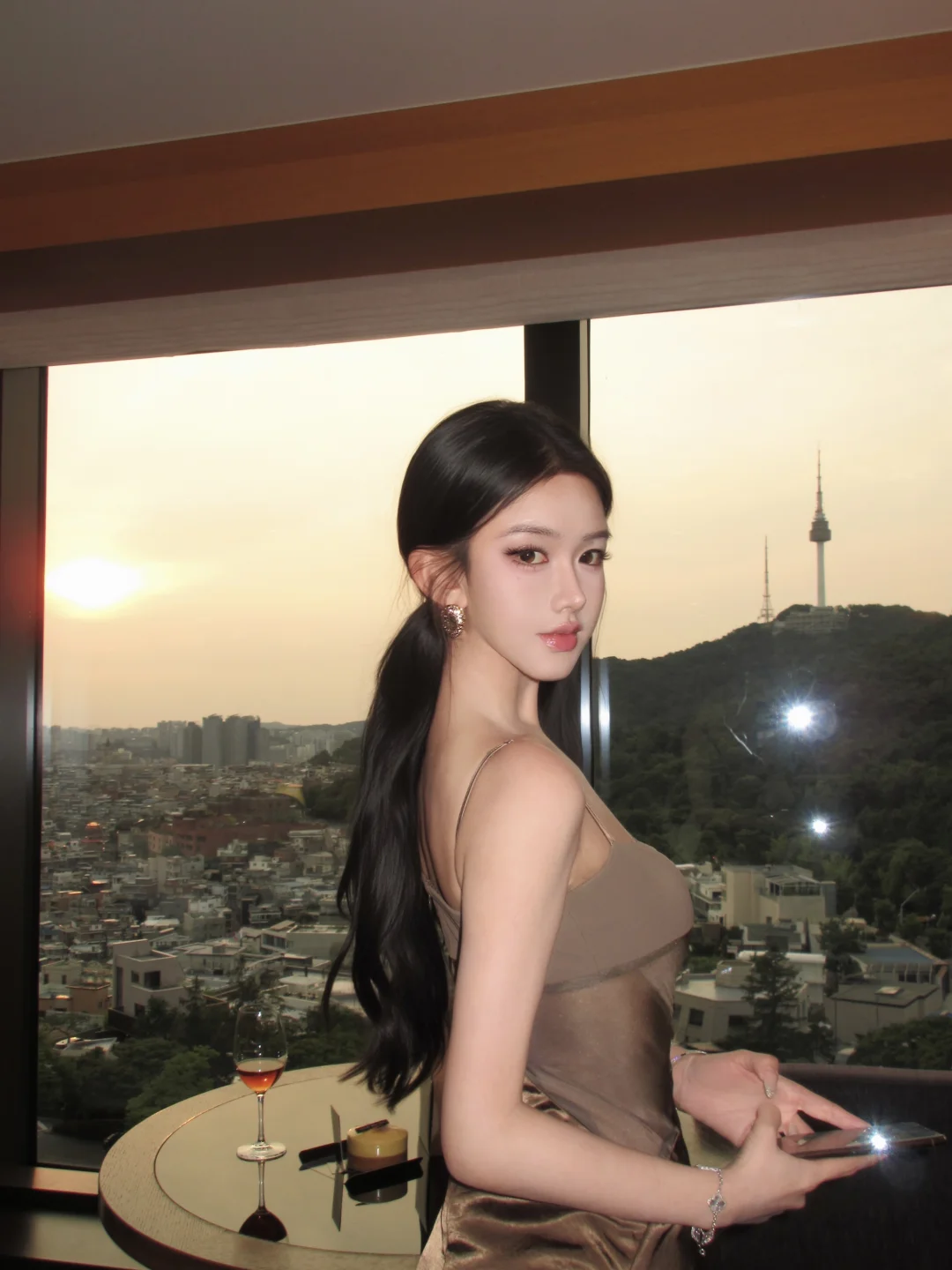 她好像发着光✨