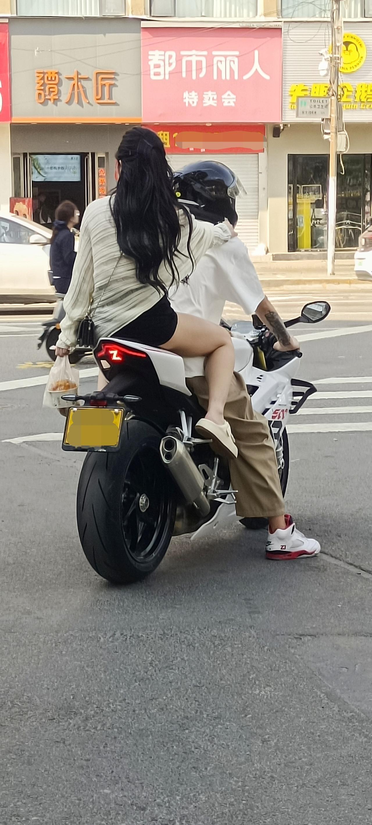 那年，那车，那个后座，那个她街拍