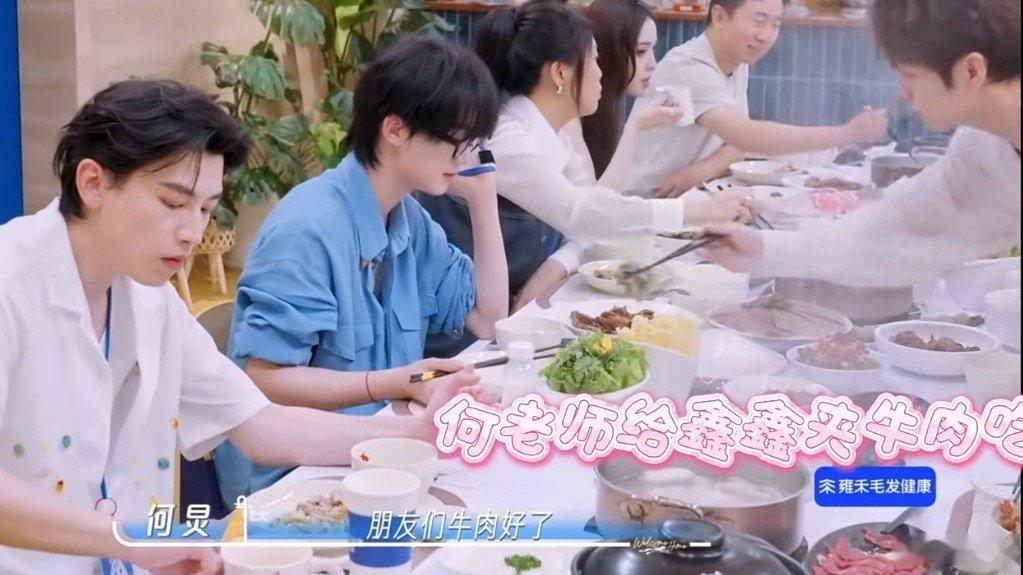 何炅和丁程鑫的代沟来了没事，小丁，正是藏不住事的年纪哈哈哈，何老师还给夹菜呢！