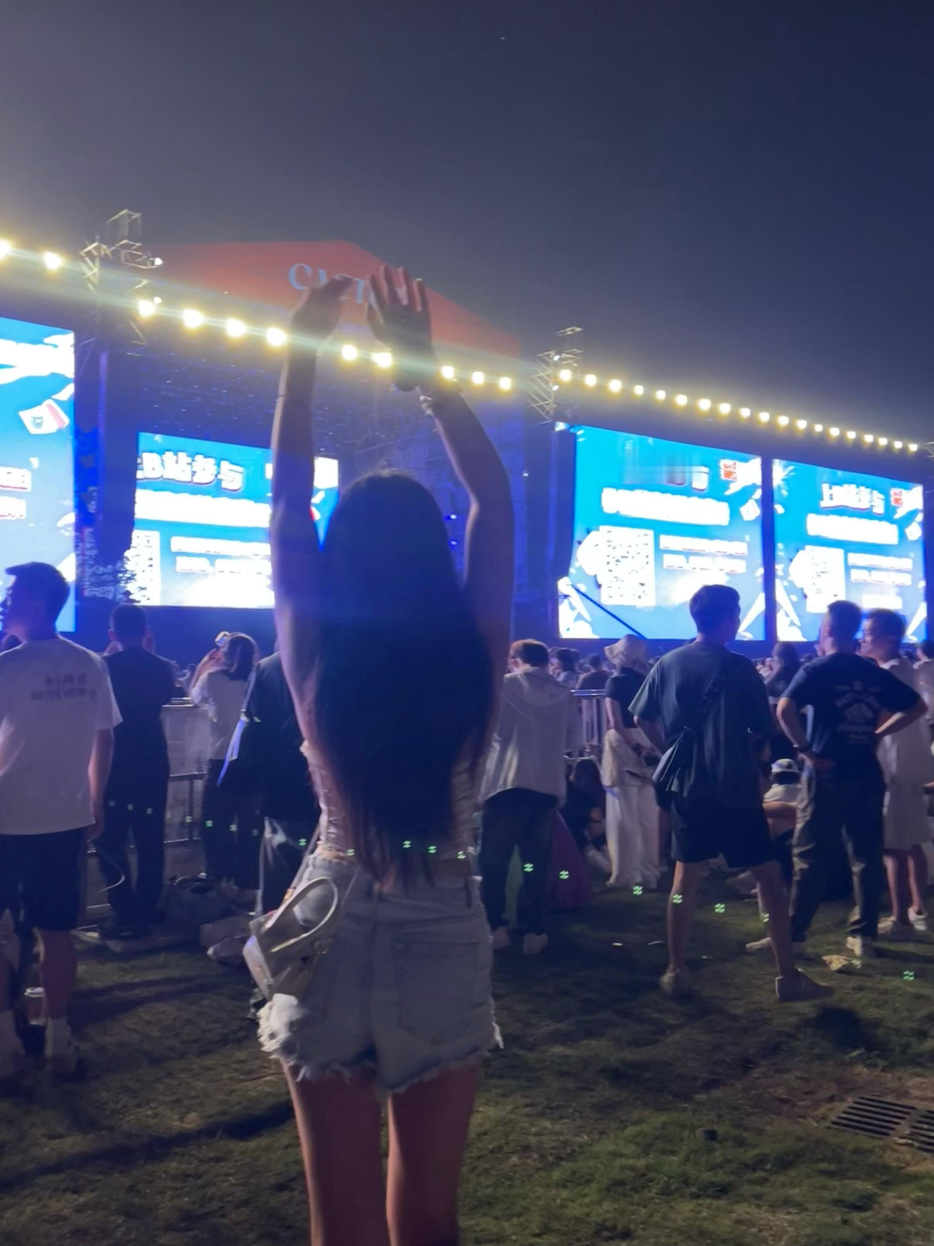 轮到我听赵雷了我都说了命了都注定好了 会把你推向前你想要去的地方 人和人的相遇都