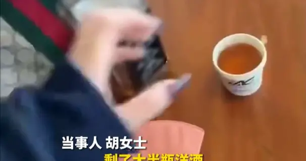 女子剩半瓶洋酒，不想托运当场喝完，醉倒在机场大厅