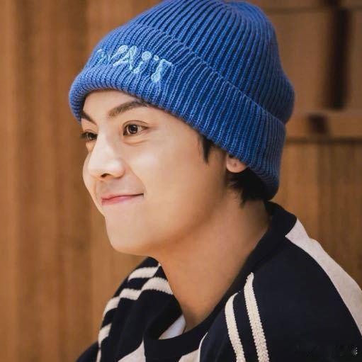 陈伟霆发文为母亲庆生！“世界上最特别的缘分，就是与你同享一个生日。生日快乐”