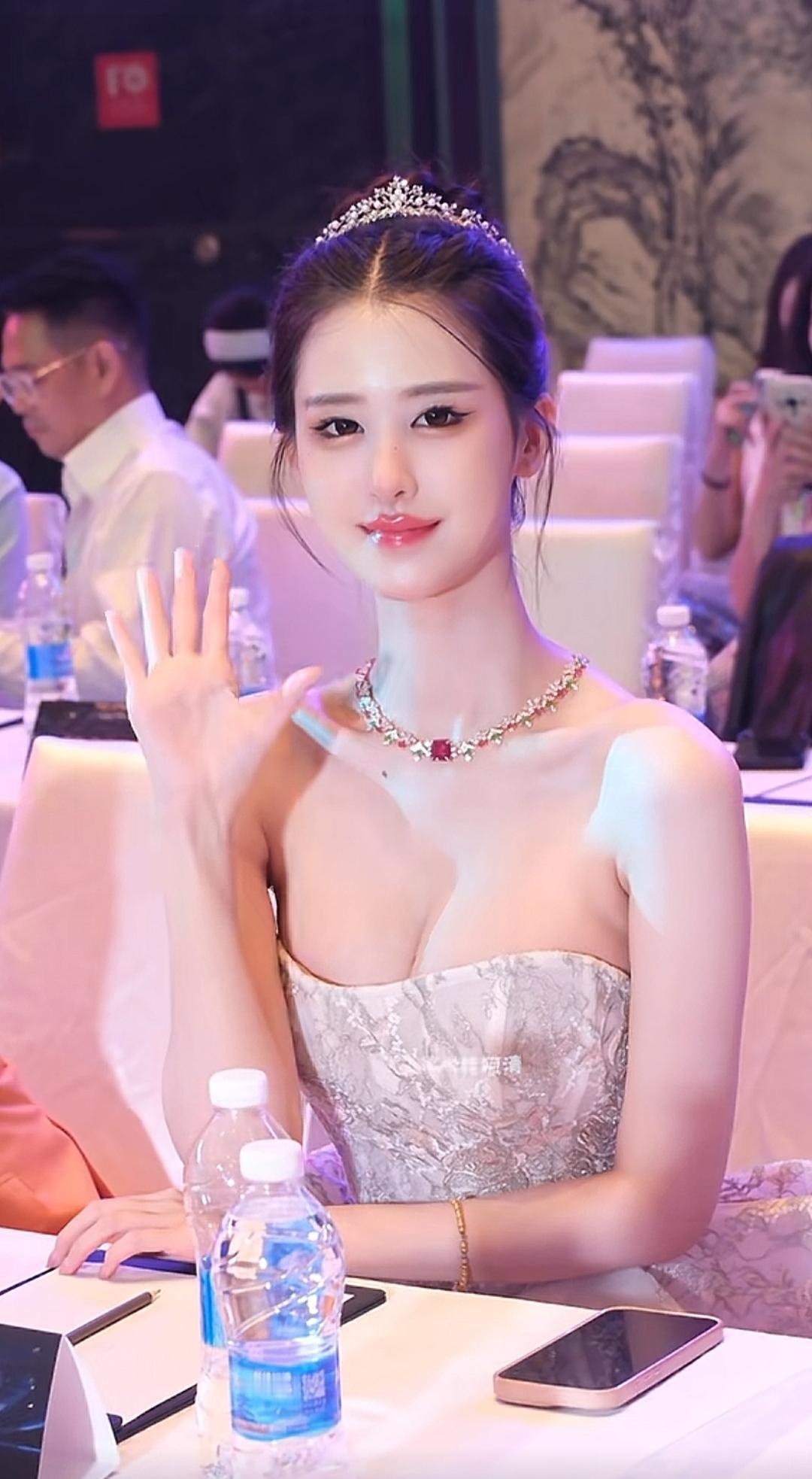 美女白欣禾选美冠军 美女人像群