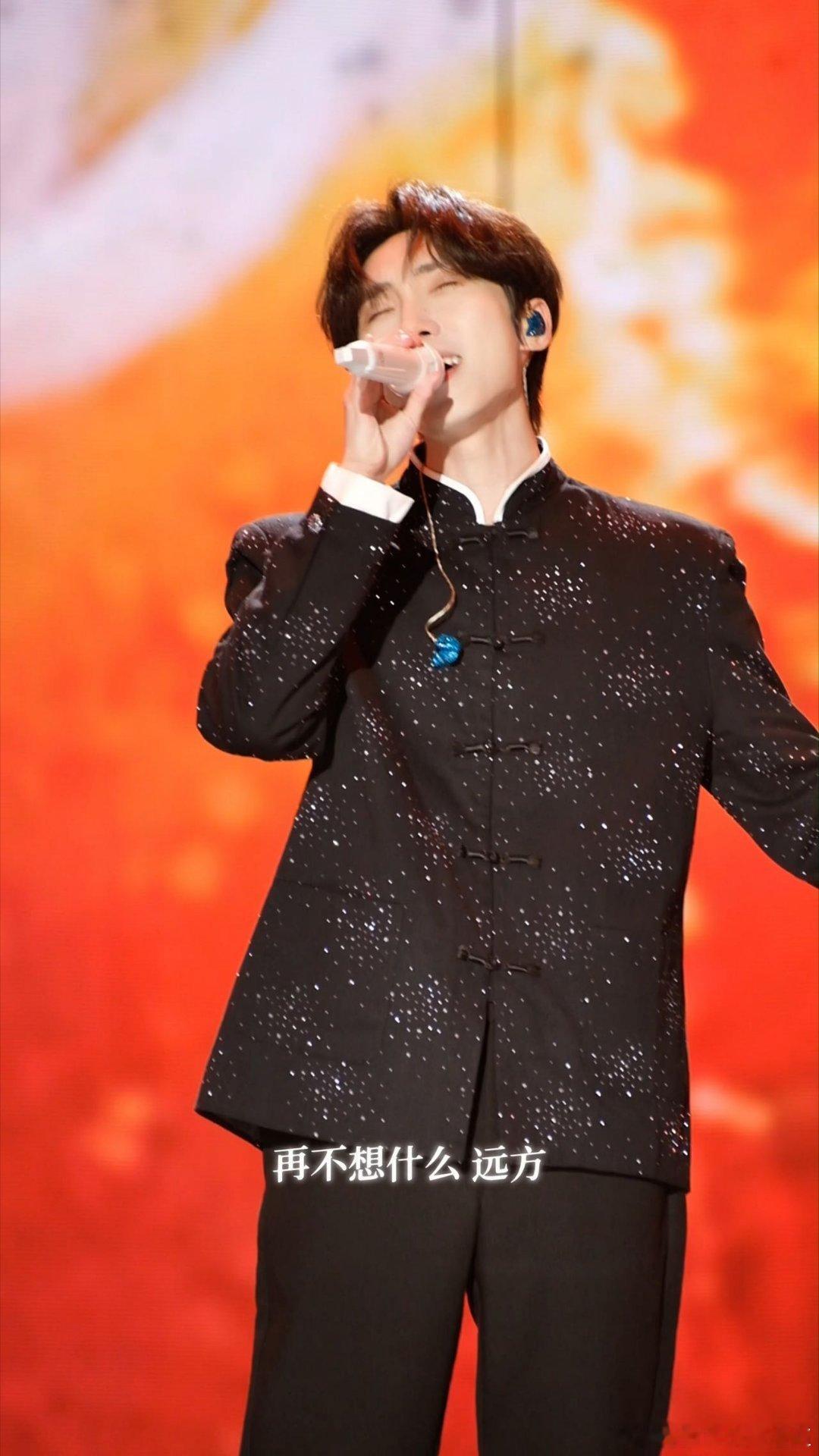 赵磊实力全跨晚排前几赵磊摘一朵山茶花开口跪！唱功稳到能排全跨晚前列，音节全是故事