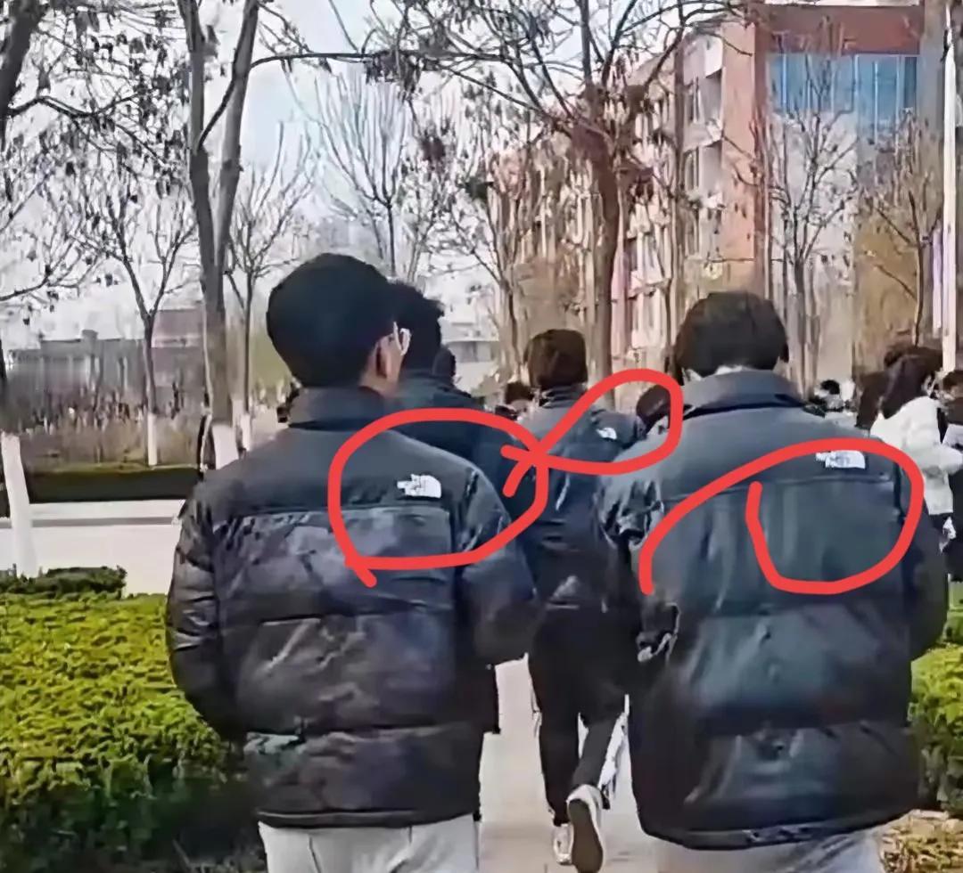 一眼看到三个人穿这样的袄子。
不懂就问，这是什么牌子的？
为啥这么多人次穿？