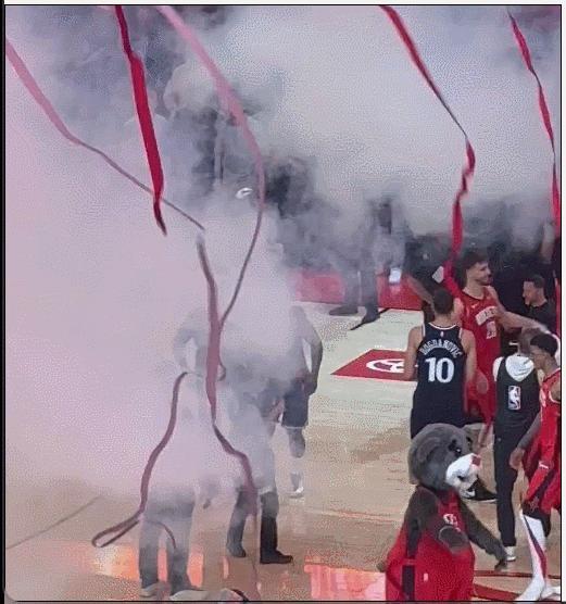 哈登称赞火箭重建成果哈登和火箭球员拥抱今日，在NBA常规赛中，洛杉矶快船队在客场