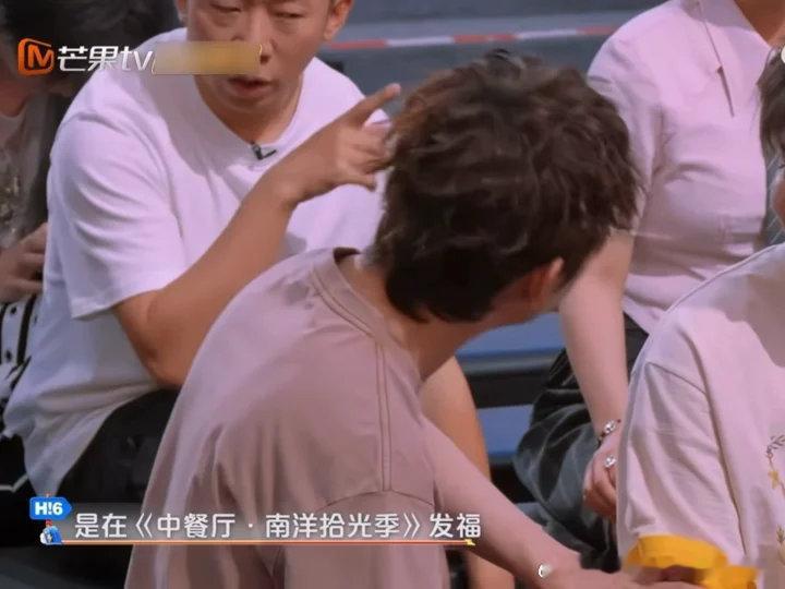 何老师王俊凯见面打招呼，何老师：WJK，咱WJK小跑着就过去抱抱何老师啦，小凯还