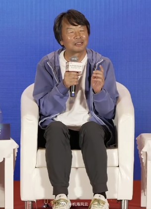 刘震云谈雷军过早刘震云说世上没有真相只有角度看了下节目，刘震云说得倒也不无道理（