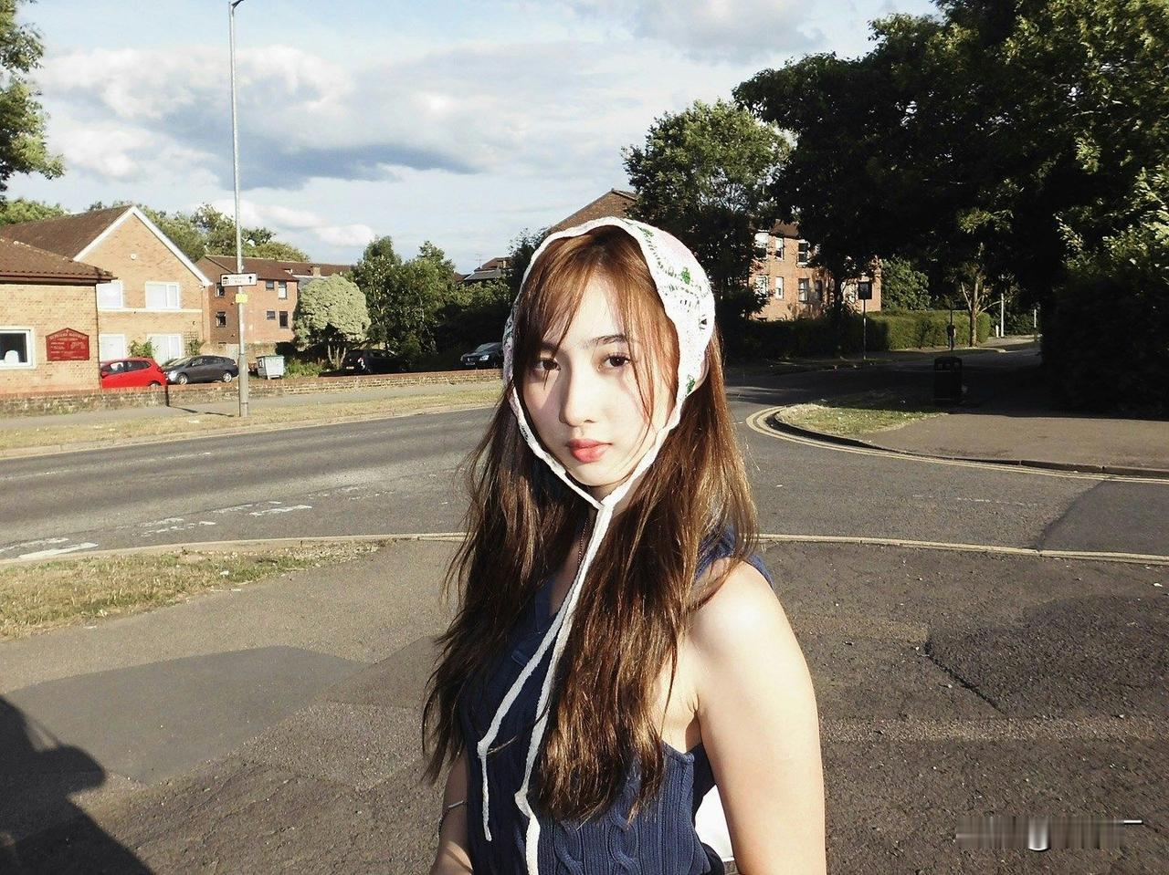 19岁的钟柔美和刘展霆亲密亲吻视频意外泄露！这哪是普通朋友啊，男方从背后抱紧还亲