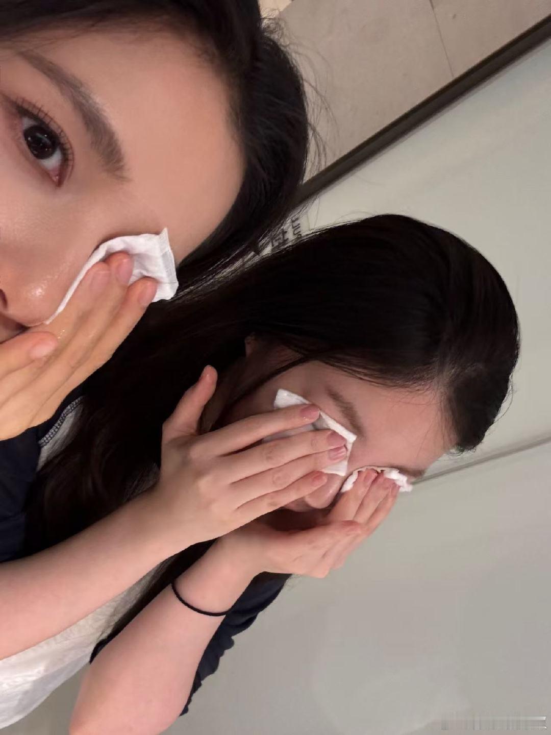 张婧仪在街头报刊亭看自己杂志张婧仪晒卸妆自拍 张婧仪晒卸妆自拍 