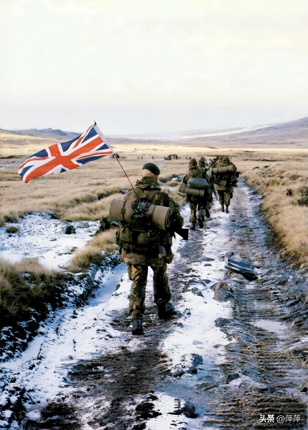 这组照片定格了1982年英阿马岛战争的震撼全程：英军在圣卡洛斯湾登陆，从被击沉的