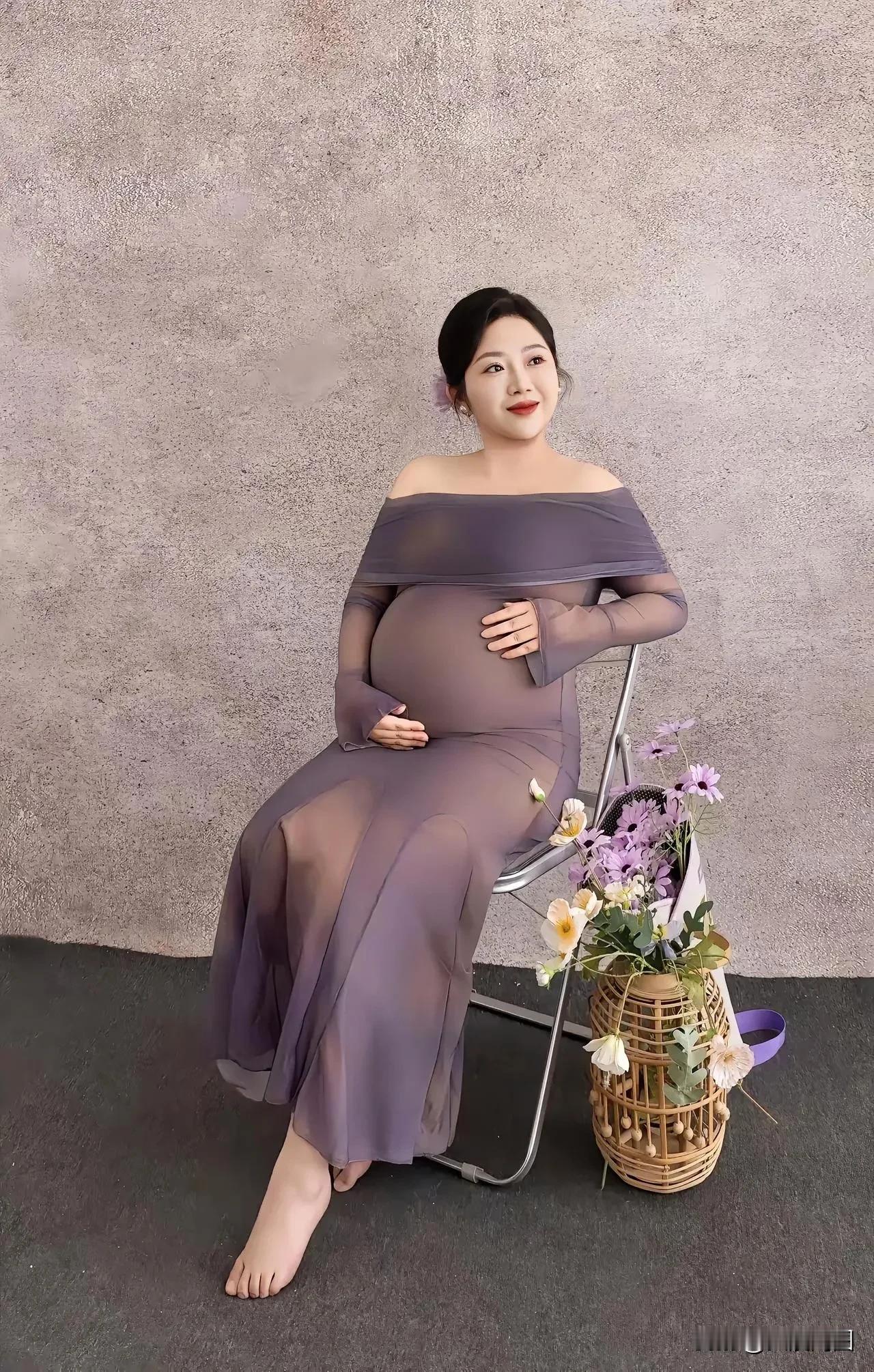温柔孕味照，紫色长裙与花篮的完美搭配，自然光下尽显优雅与柔美。