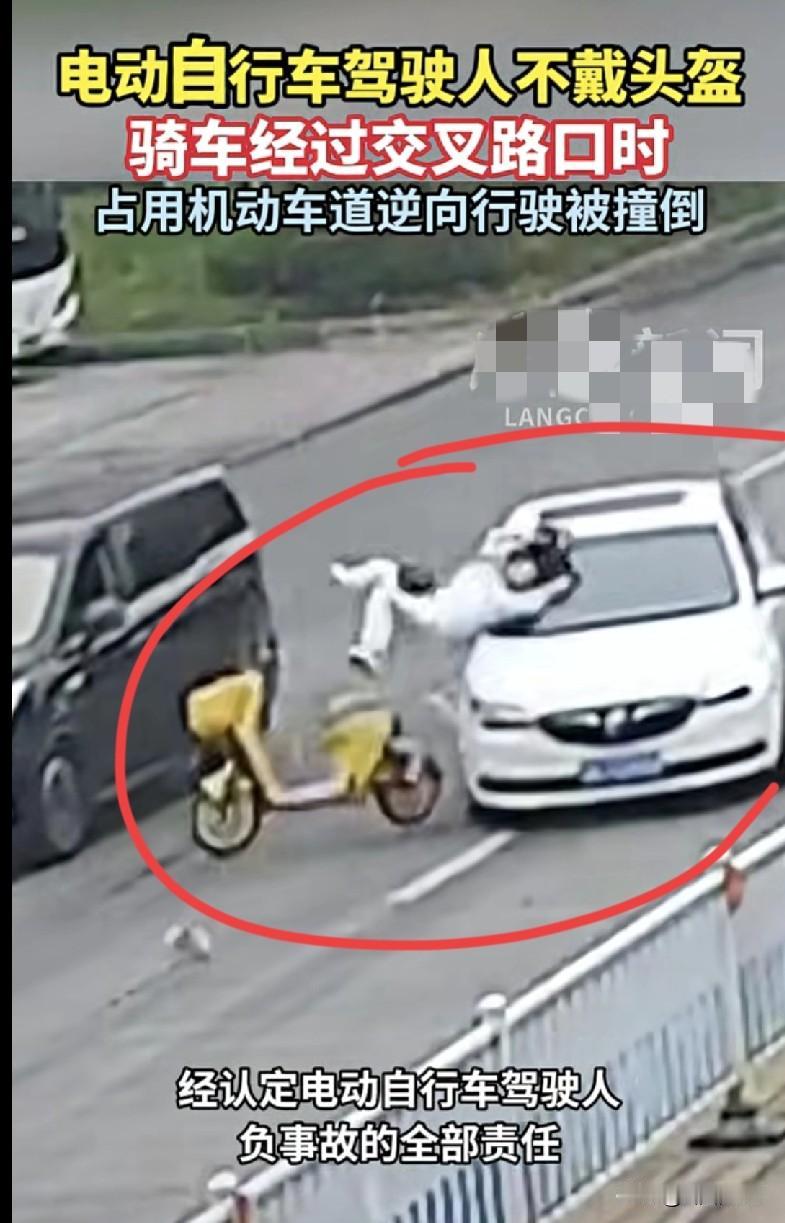 家人们快看这个视频！一电动自行车车主不戴头盔，还在机动车道逆向行驶，过路口时直接