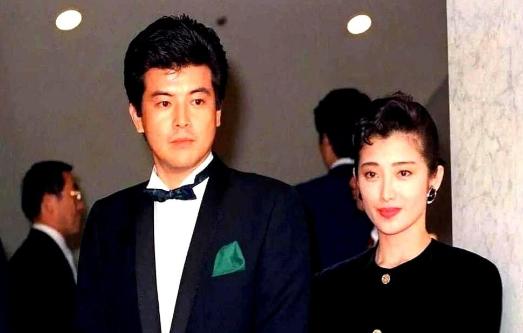 前不久，三浦友和在节目里交了底，他跟妻子结婚46年，在家里连话都懒得多说。

参