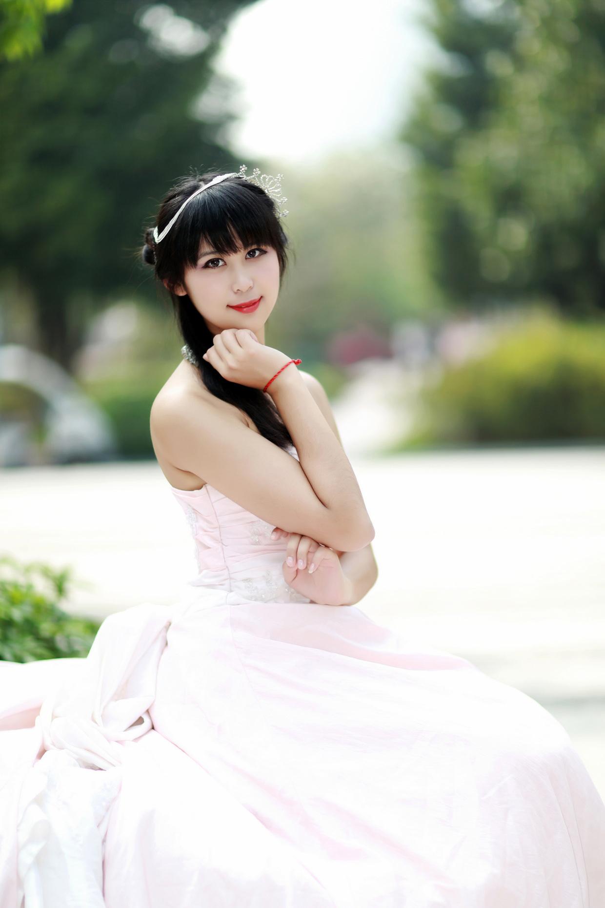 出门拍一组温柔粉纱写真，淡粉色礼服衬得人软软糯糯，小皇冠一戴，瞬间有小公主那味儿