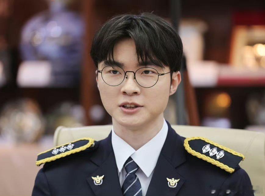 Faker从警网传Faker正式从警实为误会，他受聘韩国名誉警察，仅属公益宣传头