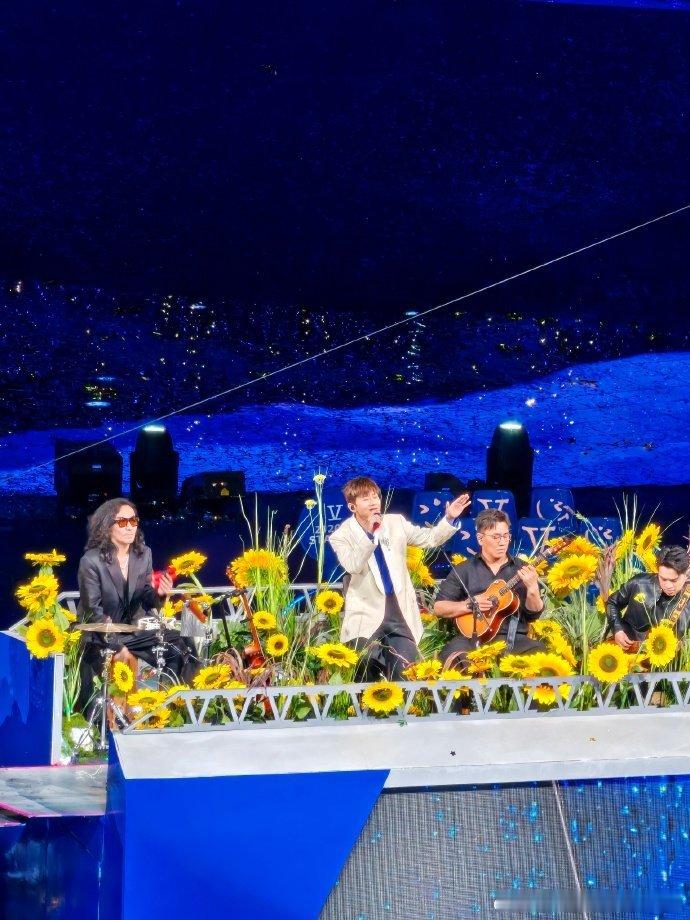 张杰你们是在和我讲相声吗  当刻在青春里的前奏缓缓响起，耳机里循环了无数遍的温柔