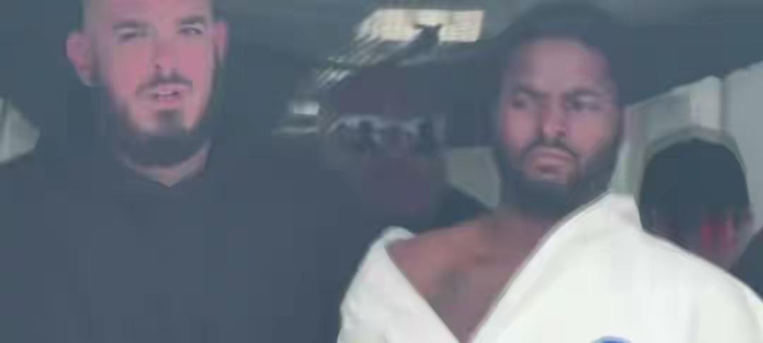 最近美国佛罗里达州发生了一件让人觉得挺离谱的事，一个涉嫌性侵的女大学生嫌疑人，在