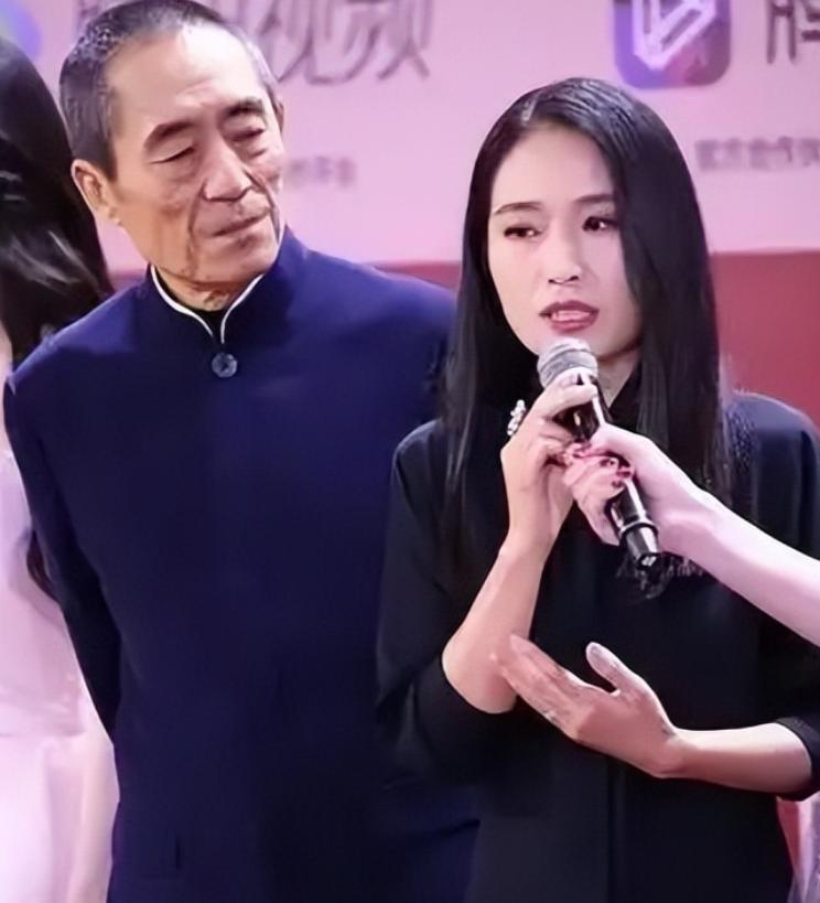 张艺谋的女儿张末曾写道：“我到现在也不明白，像巩俐这样的大明星，她和我爸爸在一起