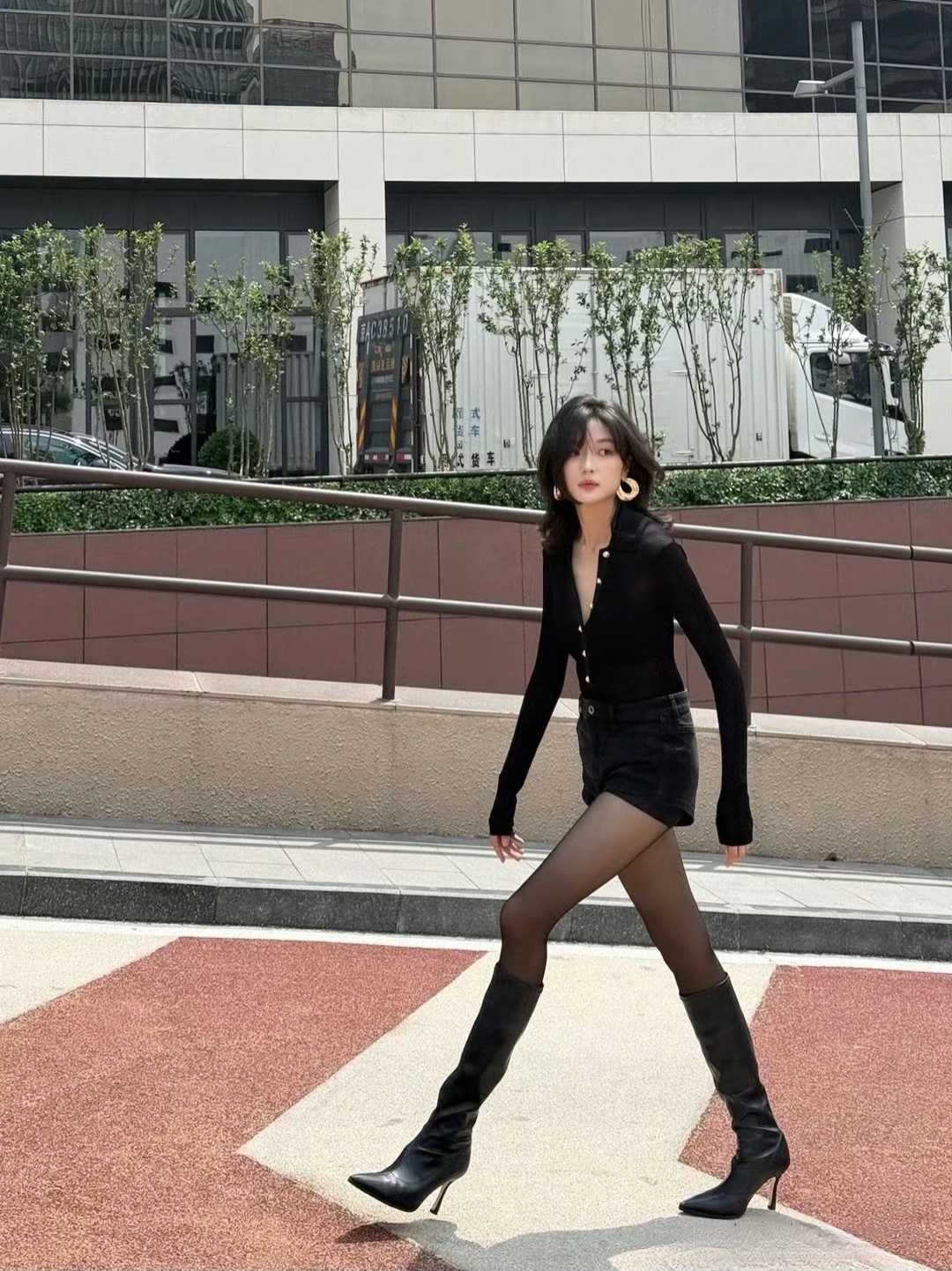 孙千这身材在内娱真的很能打，又细又直的大长腿太吸睛了。 