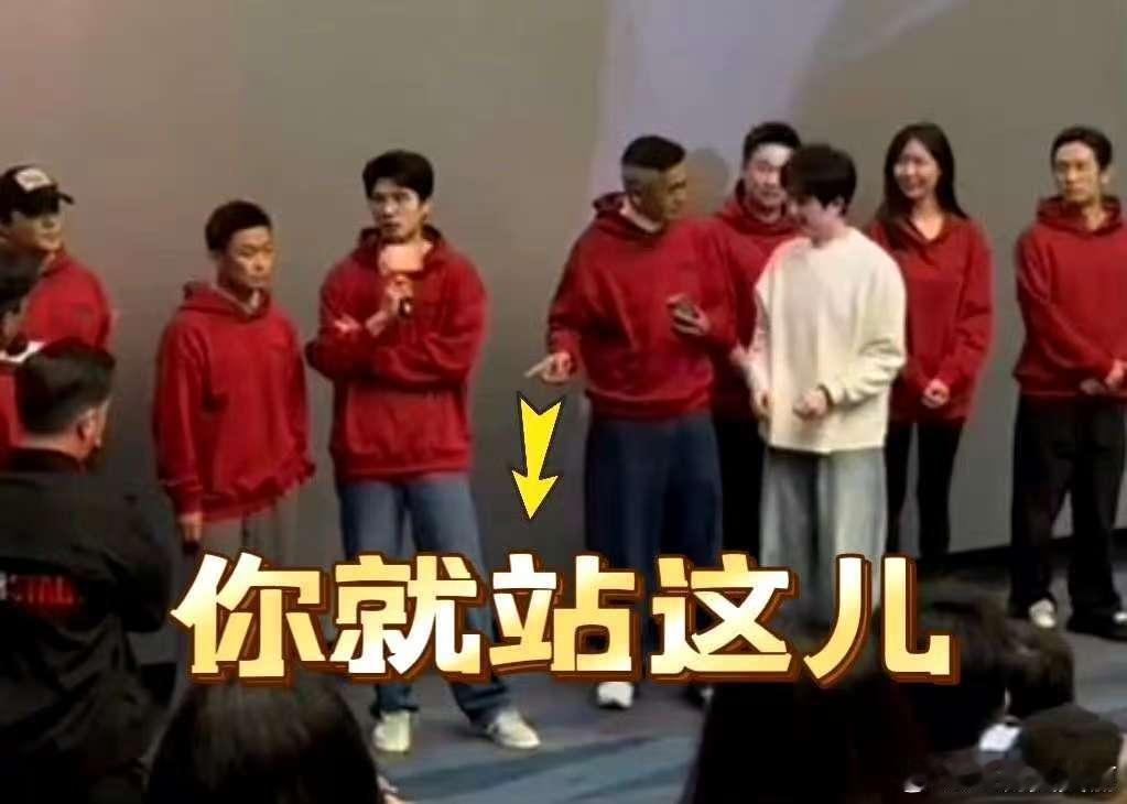 周润发帮我追星刘昊然  发哥简直是追星锦鲤！《唐探1900》首映礼上帮粉丝追星刘