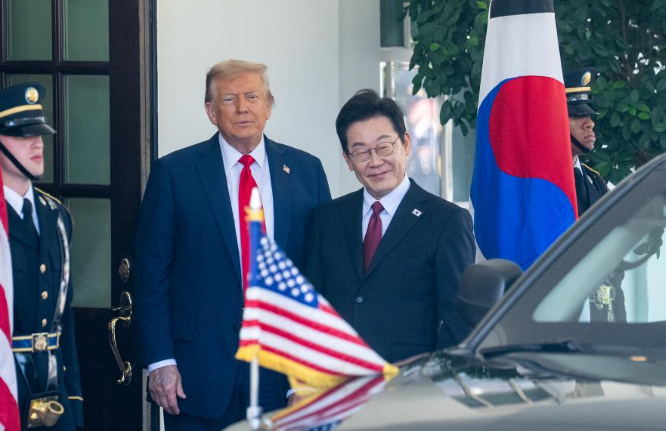 美国海军作战部长考德尔最近公开谈到韩国打算造核潜艇的事，说这艘潜艇“自然会被用来