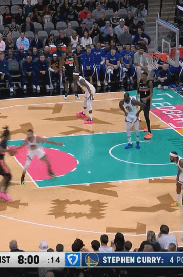 斯蒂芬卡斯尔的假动作有点东西，直接晃过库里，再传给文班亚马一个暴扣。2025年1