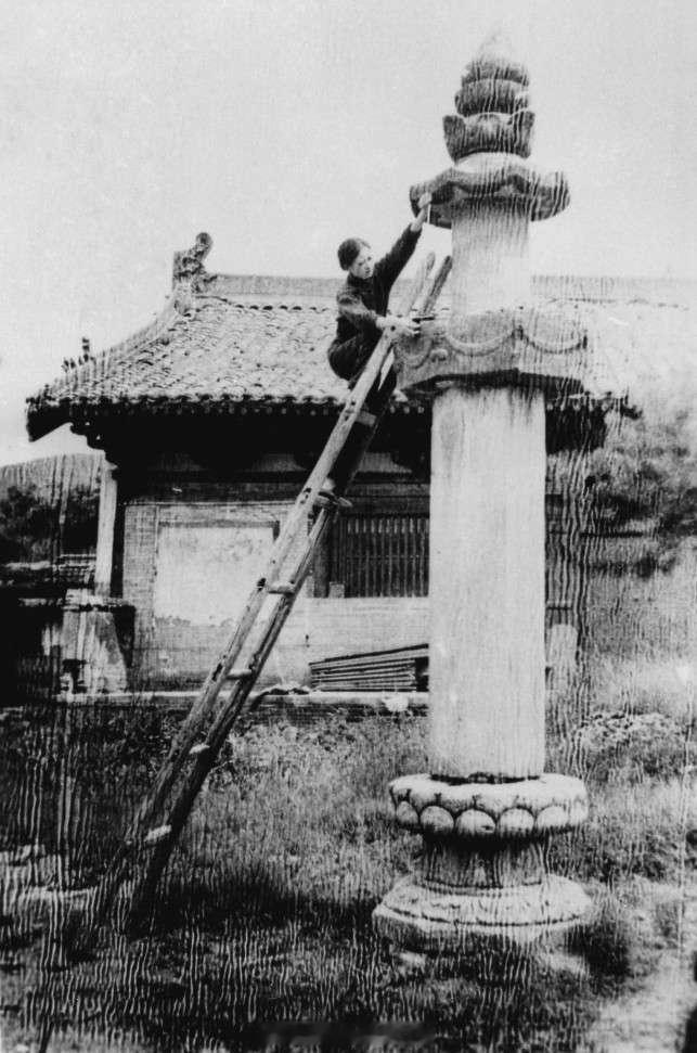 吃午餐不小心跟几个高管坐了一桌。女领导们聊旅游的事，说去山西看古建筑，林徽因考察