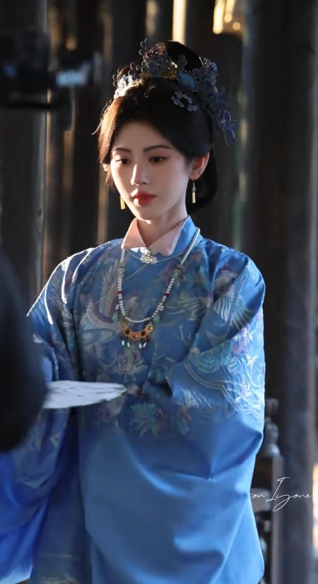 鞠婧祎万花世界蓝色明制汉服造型太美了!明制服装好美! 