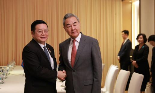 高规格安排中国。当地时间7月21日，中国外交部长王毅抵达菲律宾马尼拉，现场受到各