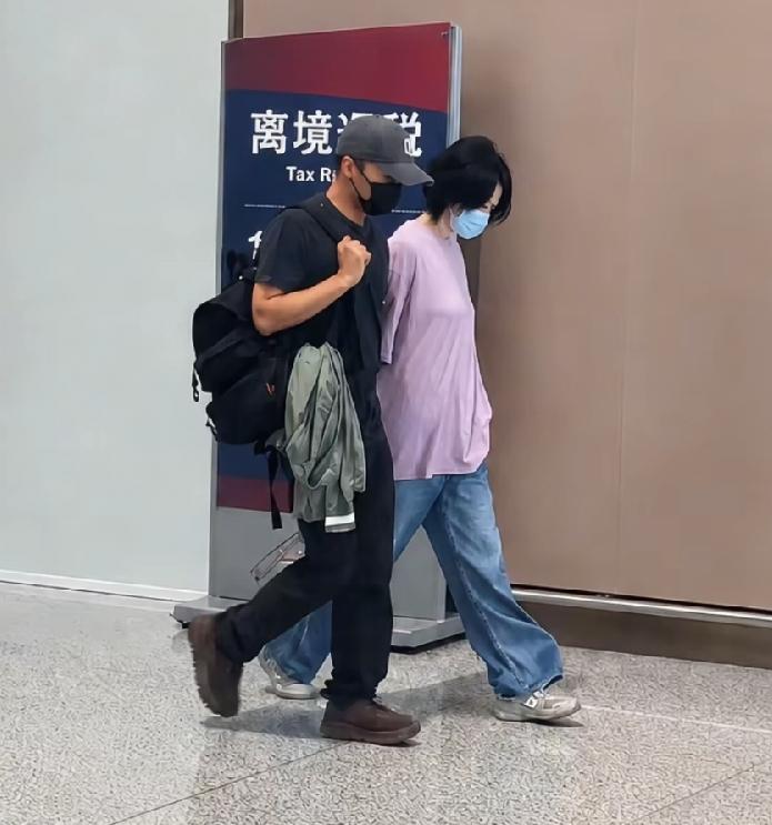 王菲谢霆锋西安机场十指紧扣，复合在一起12年了，不结婚不生子，一路走到现在，真爱
