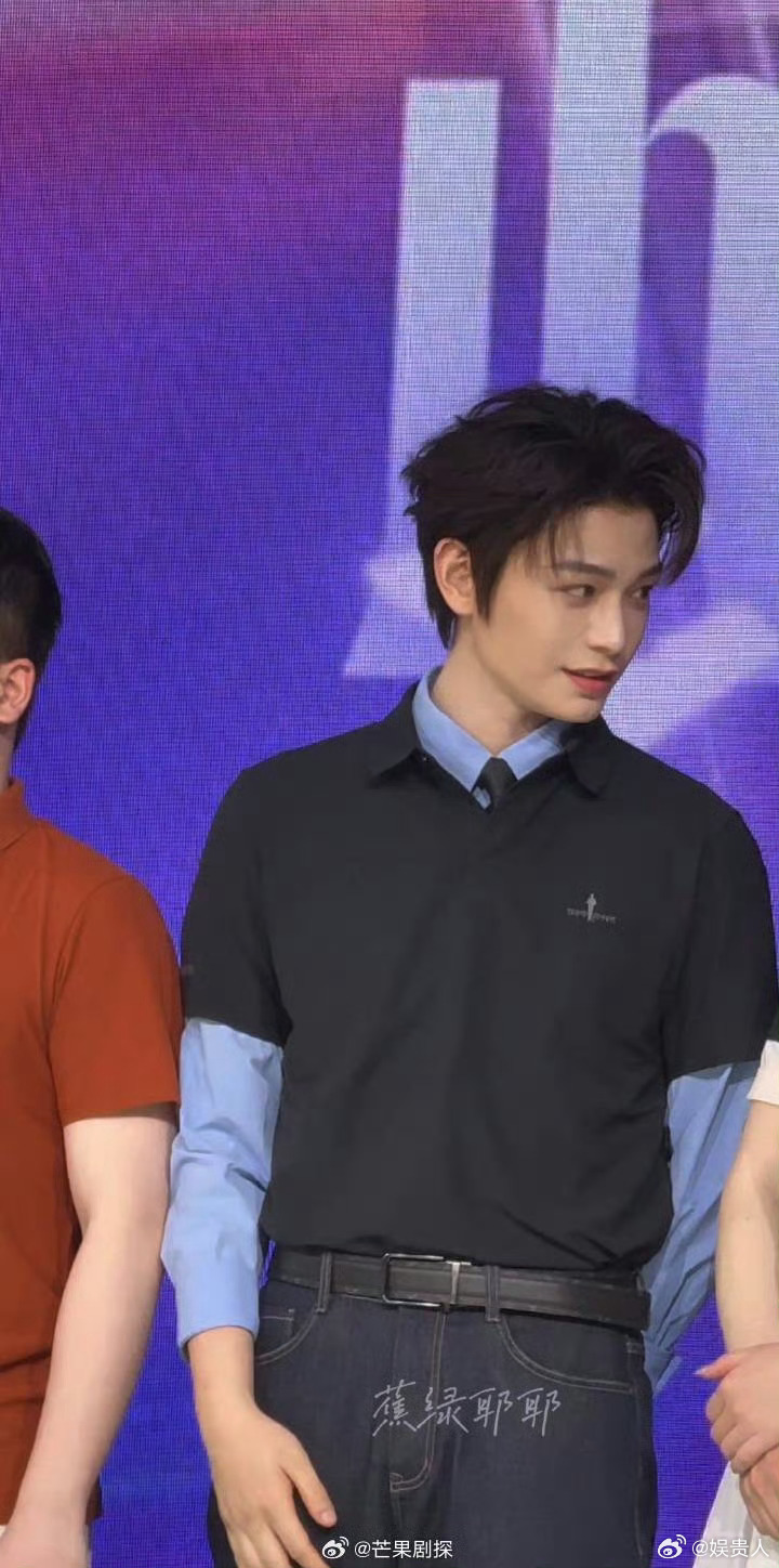 丁禹兮又见到你了丁禹兮探出一个后脑勺 很少会用古灵精怪形容一个男生～ 