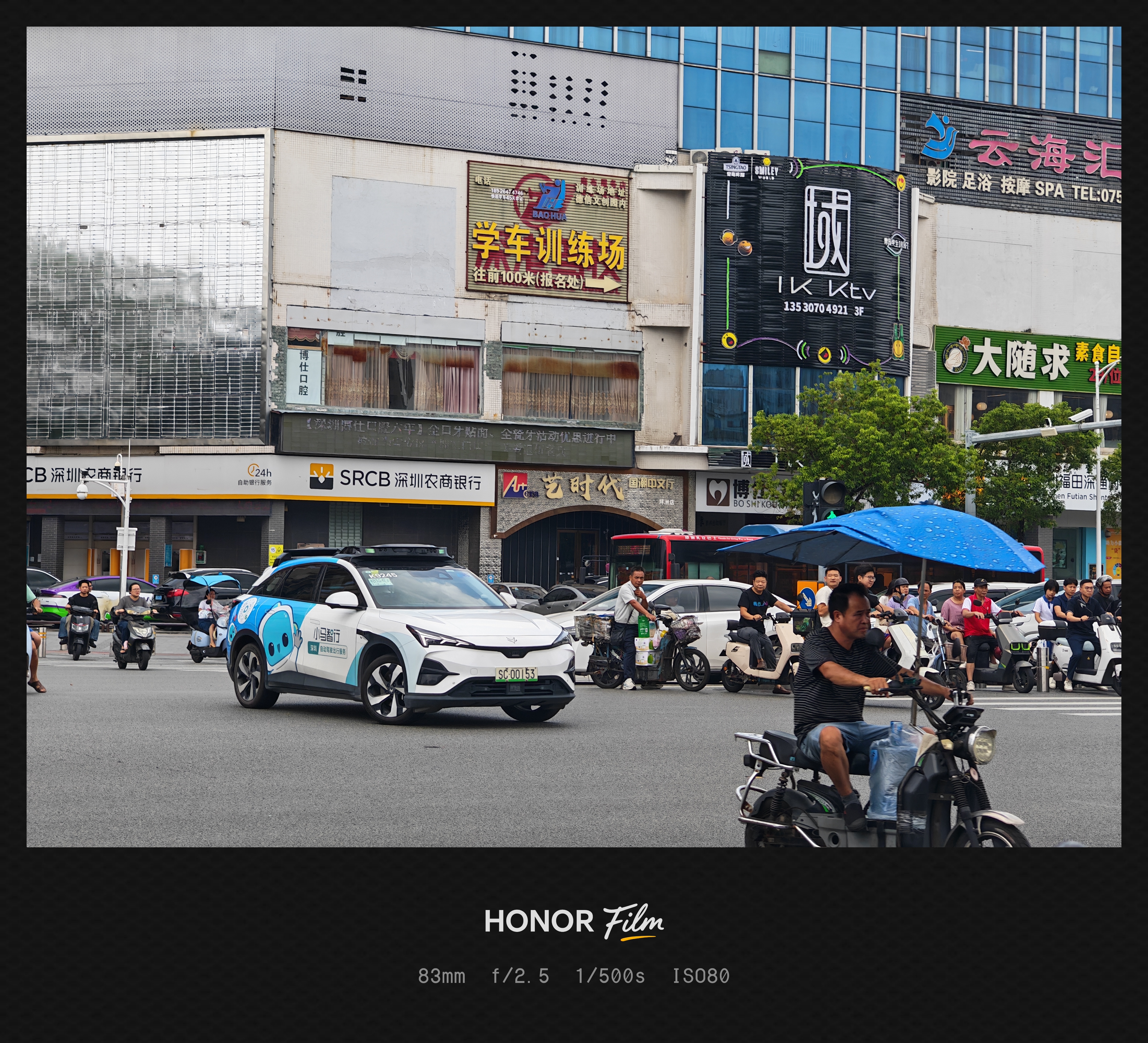 这个无人驾驶出租车，把后面网约车司机气死了，一直在按喇叭...因为这个无人驾驶出