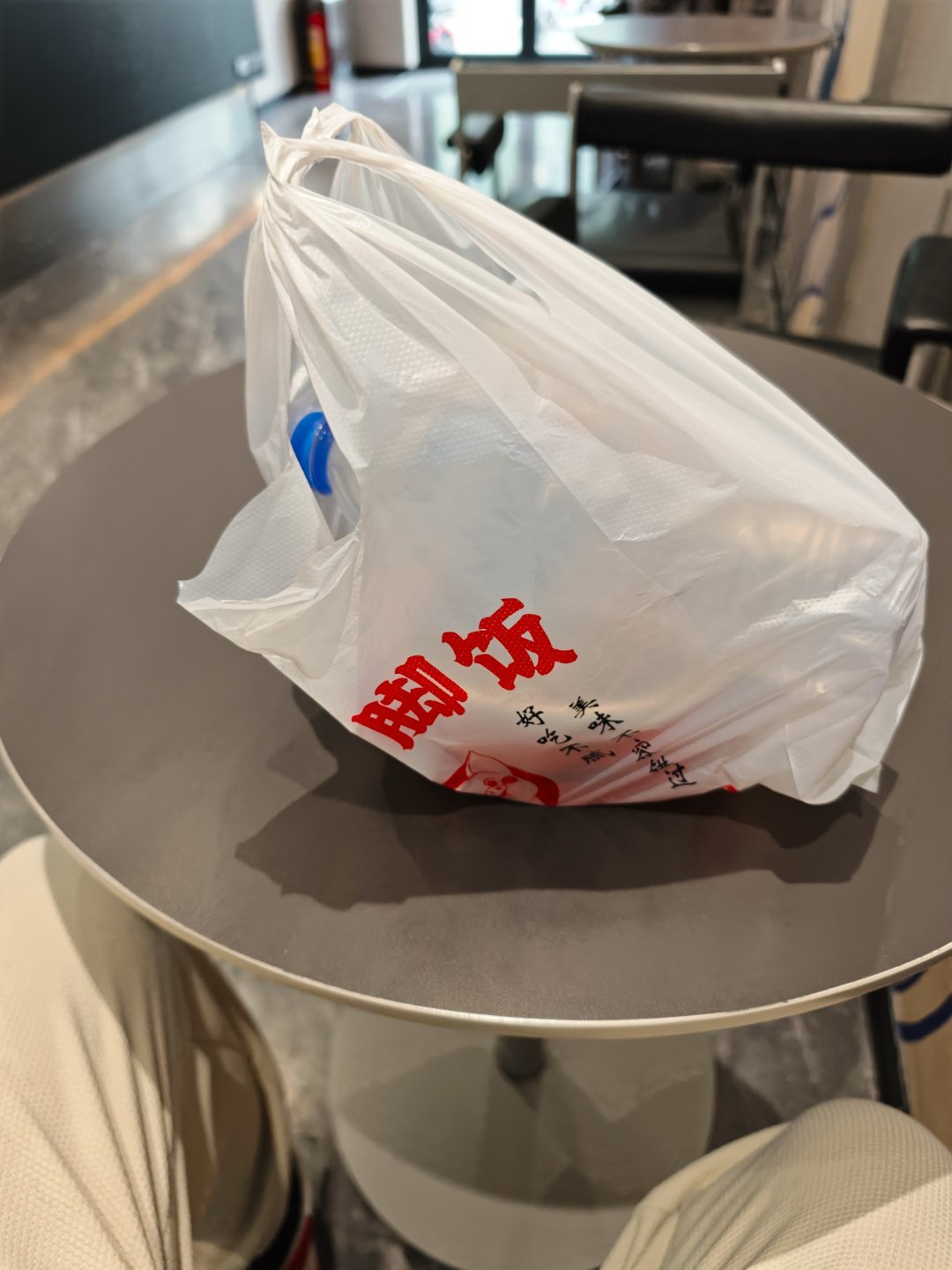 在瑞幸吃猪脚饭，空调费用横竖能省三块钱呢[笑而不语] 点了夏日西瓜冷萃 ​​​