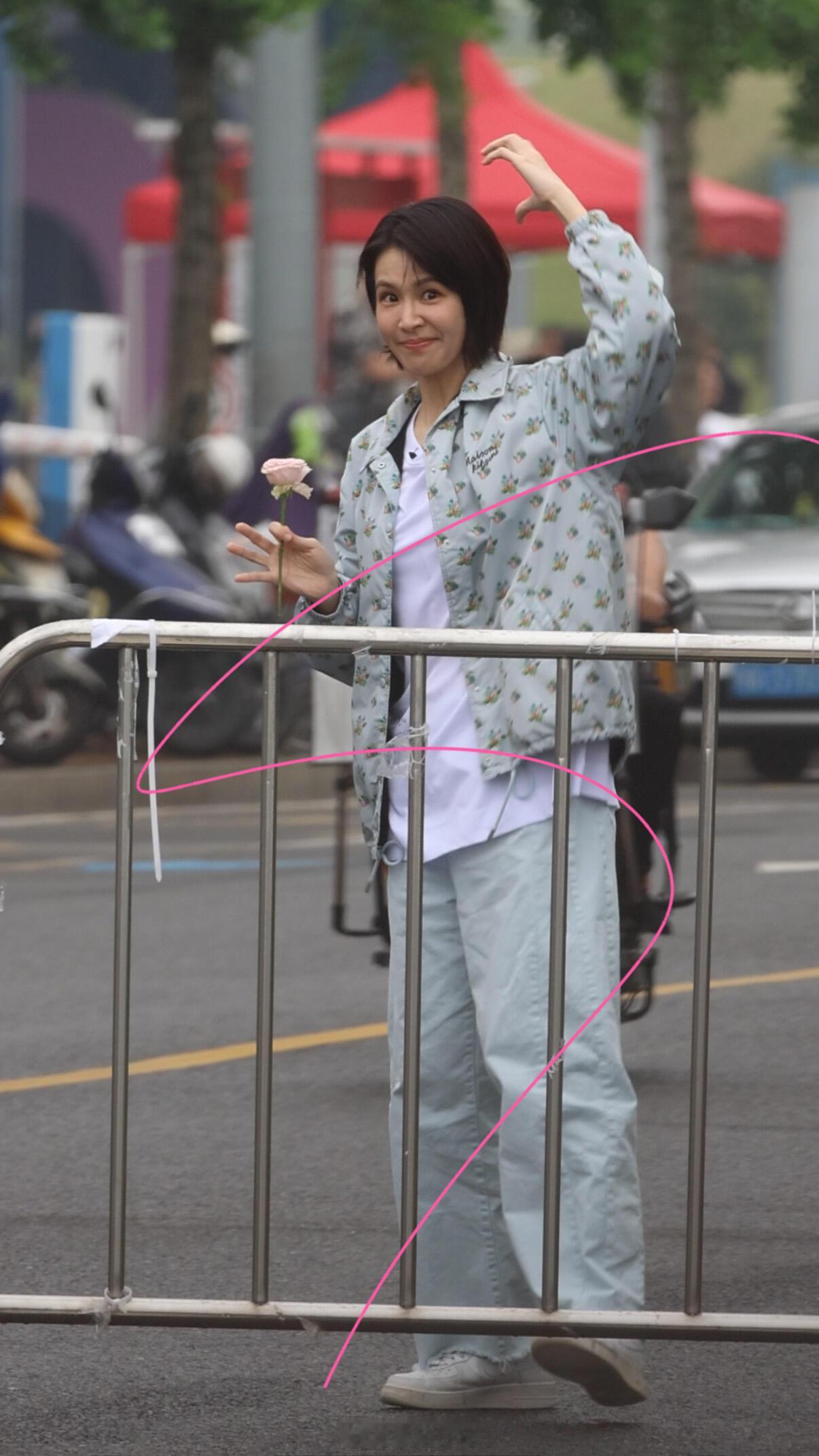 260520姐姐上班路透！手里拿着花花浪姐日记浪姐乘风2026