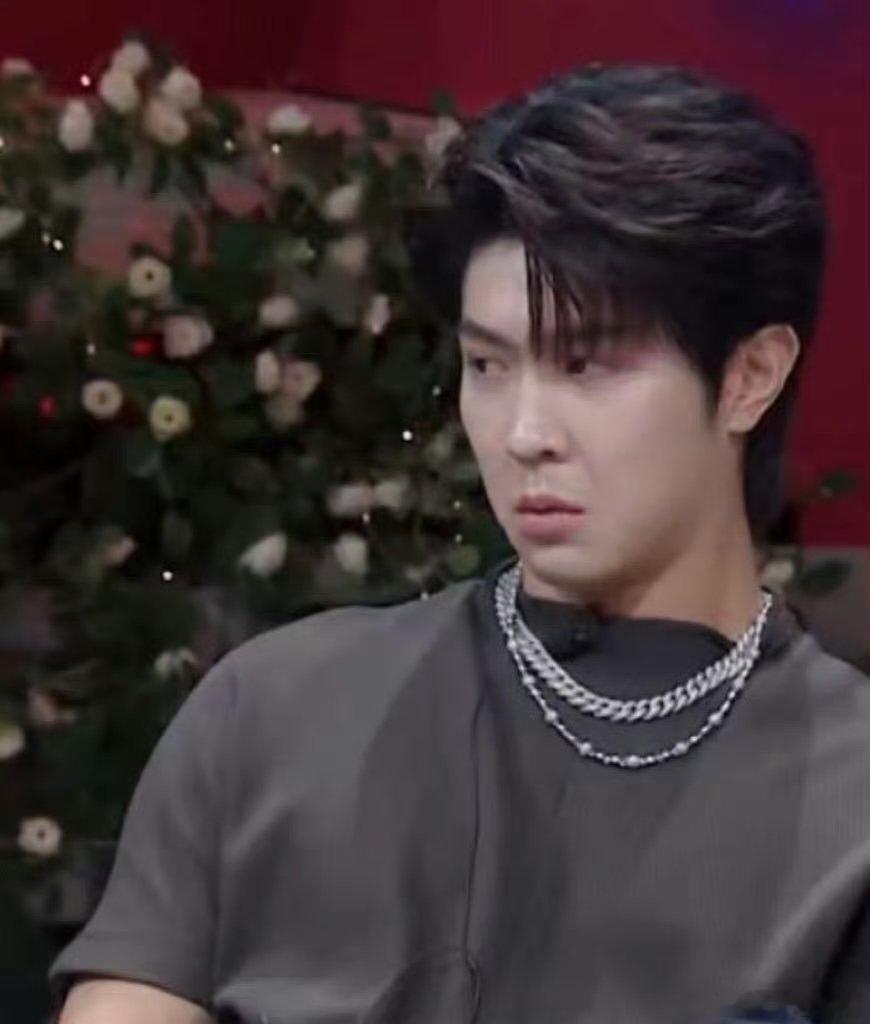 马伯骞为什么带着我的脸上节目 追《心动的信号》总被马伯骞的反应戳中，嘉宾撒糖他眼