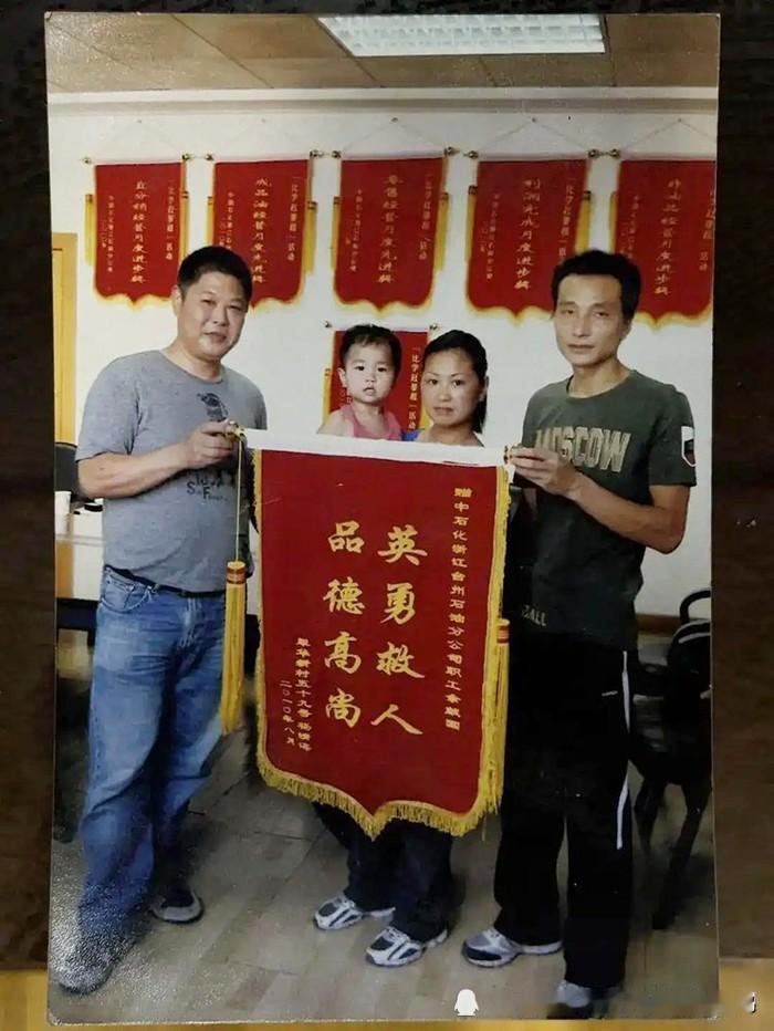 太感动了！台州大叔16年前跳江救起2岁女童分文不取，如今女孩670分考上北大，第