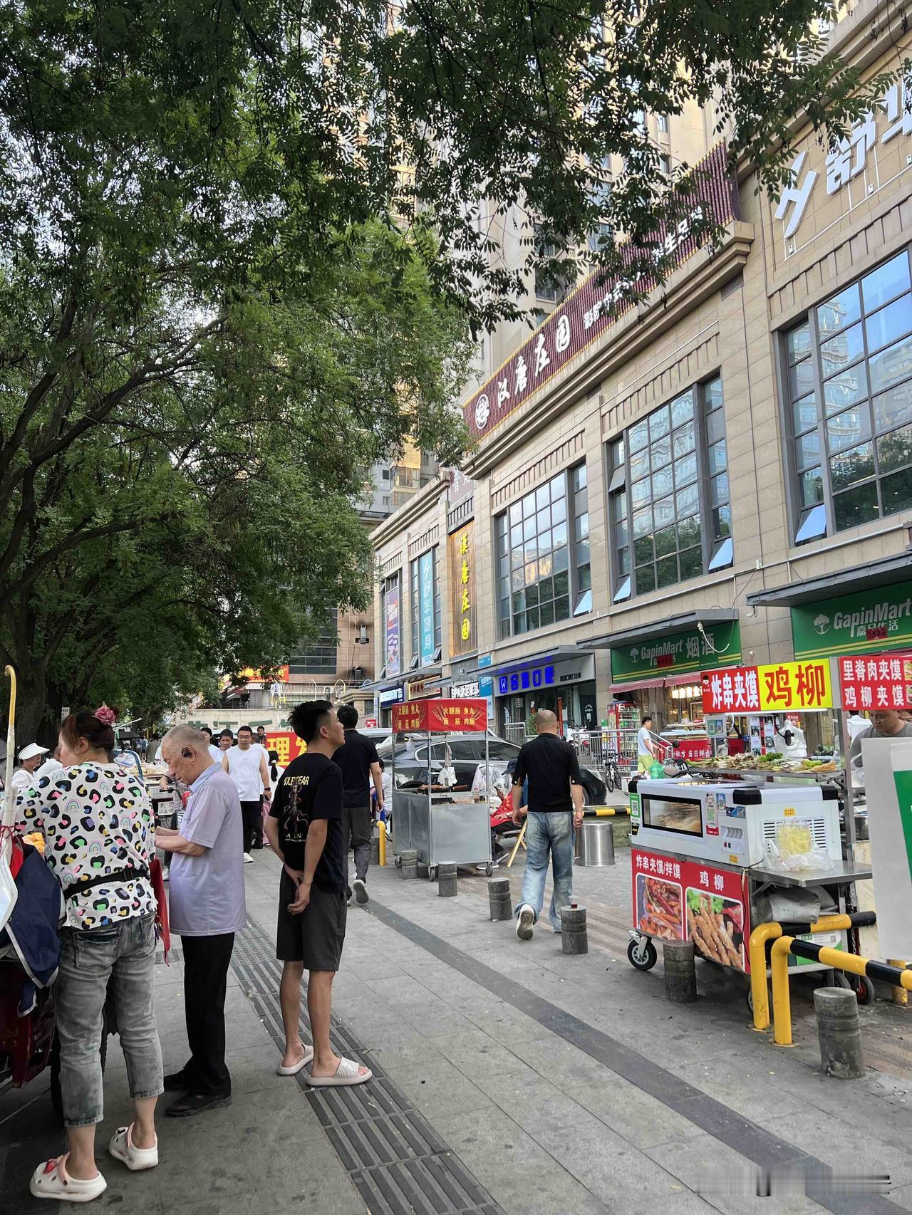 雁塔南路金滹沱片区处于

曲江航天交汇地带，

相比曲江这里的烟火气十足，

小