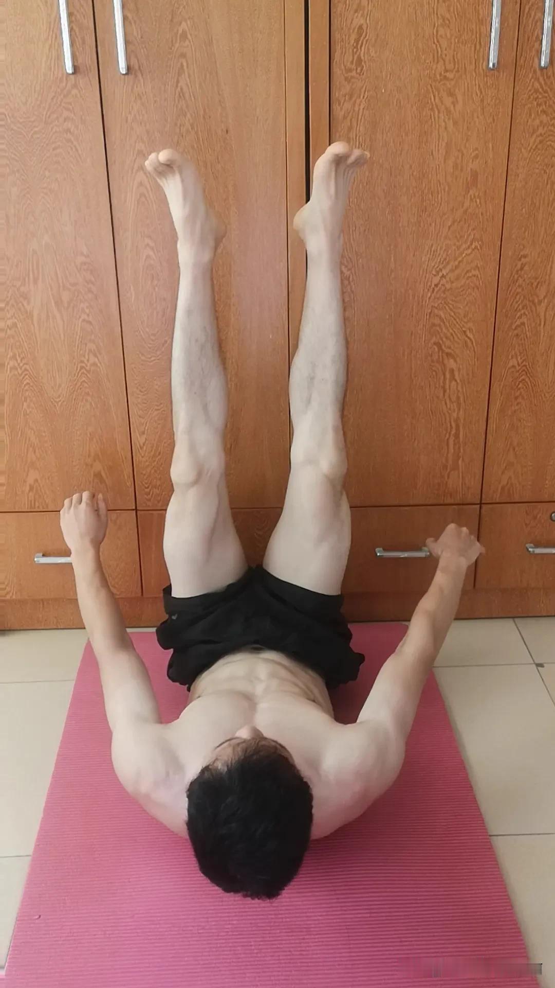 每天坚持举腿锻炼五分钟
每天坚持躺着垂直举腿，让腿部肌肉得到很好的拉伸锻炼，让腿