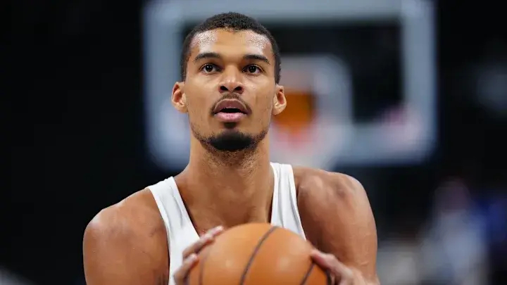 会不会影响评奖？文班亚马左肋骨挫伤，本场比赛不会回归今日NBA常规赛，76人对阵