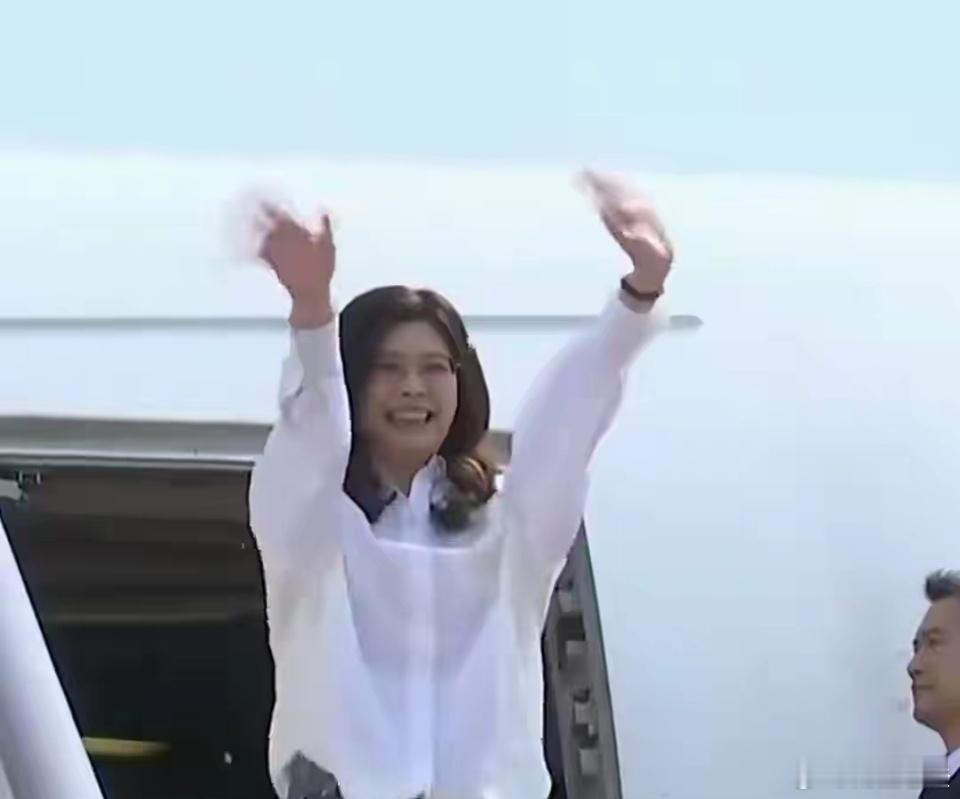 郑丽文刚返台，柯文哲深夜表态，赖清德发现不妙，台资产持续外移国民党主席郑丽文结束