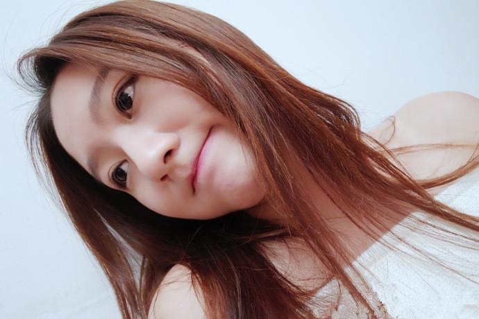 昨天爸爸给我打电话，

说你没有前两年那么活泼爱说话了。

我说没有呀，

可能