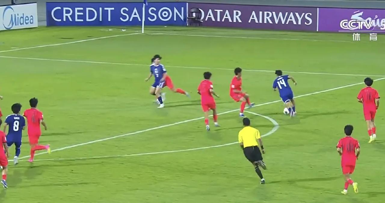 U17亚洲杯决赛，日本队上半场先进1球。
上半场第31分钟，日本队通过门前配合，