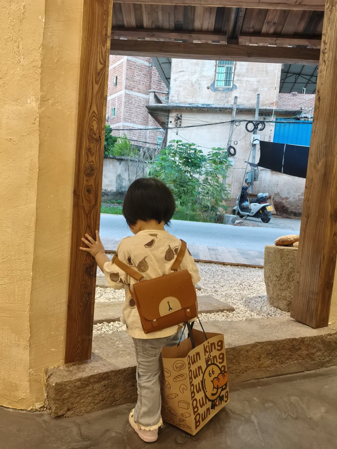 一岁七个月的宝宝就开始独自去买面包啦！