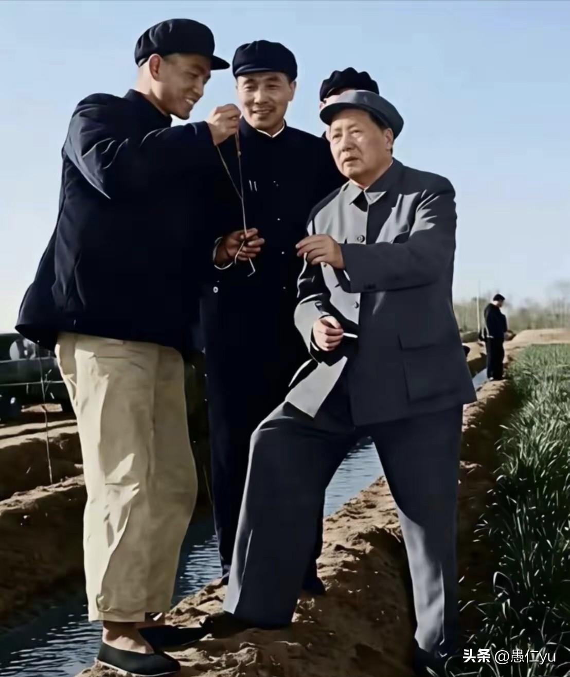 ​1959年夏，主席来到田间，
查看墒情和麦苗长势，脚踩田埂，与基层干部倾心交谈