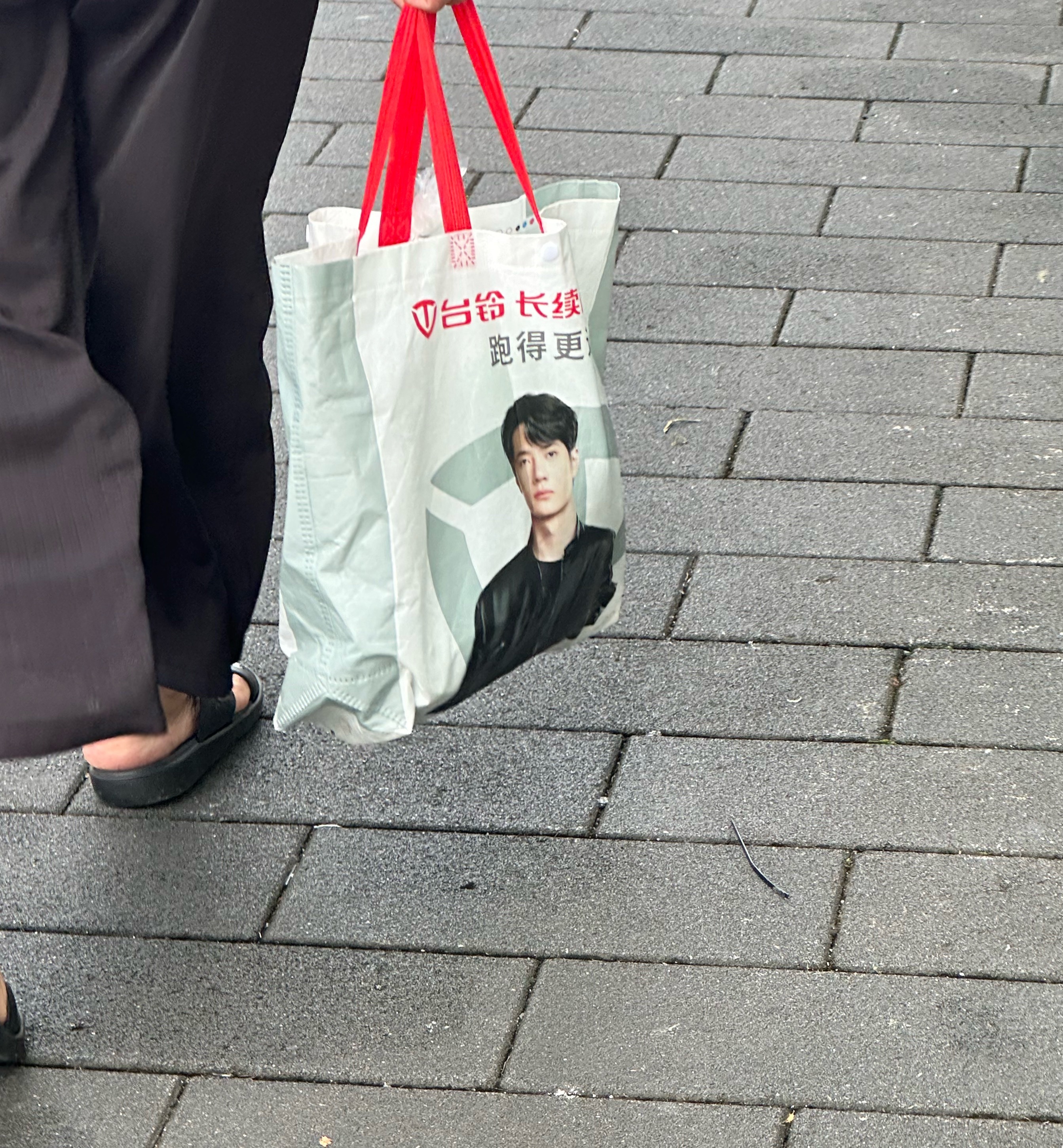 我说咋有点眼熟[允悲]我的眼睛就是一眼能定位博博 ​​​