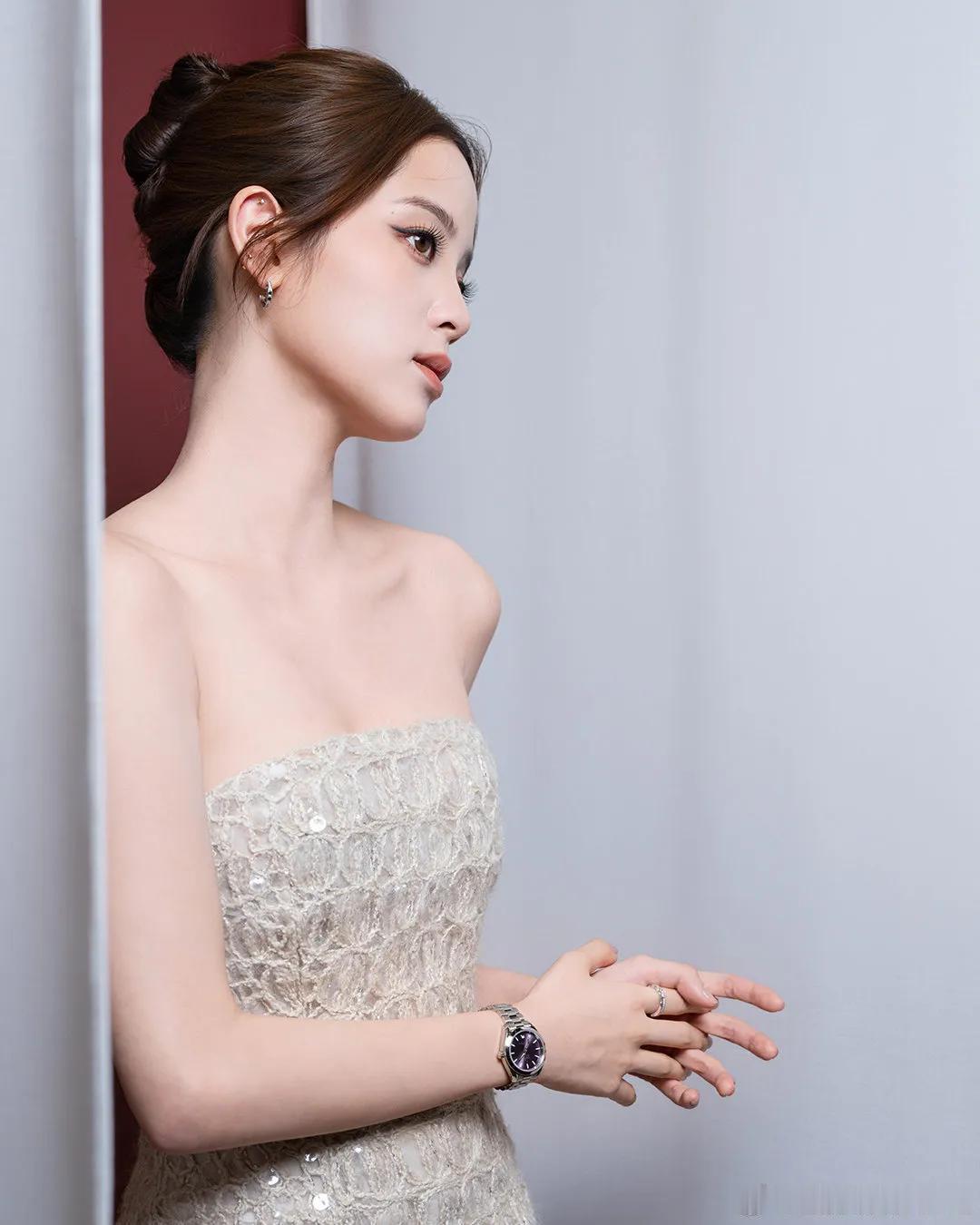 超美的娜娜[飞吻]
欧阳娜娜 娱乐